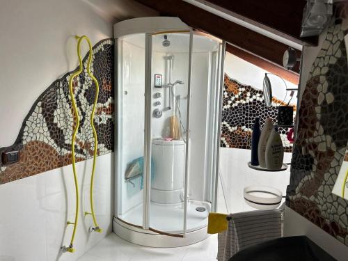 a bathroom with a glass shower in a room at Toni's in Pianillo