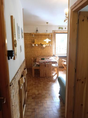 a room with a table and a dining room at Il gallo alpino a Champorcher in Champorcher