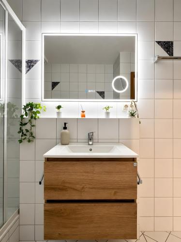 a bathroom with a sink and a mirror at bleib. Boutique Fewos Bodensee in Radolfzell am Bodensee