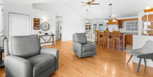 a living room with two chairs and a kitchen at Cue & couch retreat in Dieppe