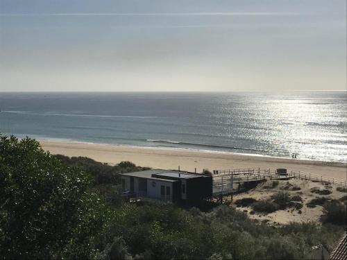 een huis aan het strand naast de oceaan bij Farol da Cortesia - Praia Verde in Praia Verde