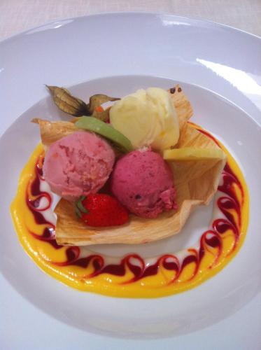 a plate of ice cream and strawberries on a plate at Klosterbräuhaus Ursberg in Ursberg