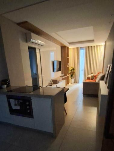 a living room with a kitchen and a living room with a couch at Flat Praia da Costa in Vila Velha