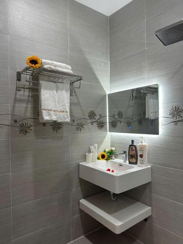 a bathroom with a sink and a mirror at Tân Hiệp 2 Hotel in Bùi Tiếng