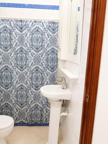 a bathroom with a toilet and a sink at Estudio Frente al Mar Solo Adultos in La Laguna