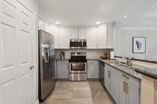 MINUTES FROM DISNEY 3bed 3bath Poolside at LUXURIOUS RESORT photo 19