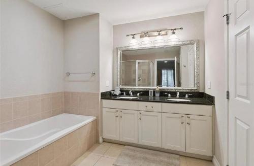 MINUTES FROM DISNEY 3bed 3bath Poolside at LUXURIOUS RESORT photo 7