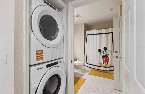 MINUTES FROM DISNEY 3bed 3bath Poolside at LUXURIOUS RESORT photo 4