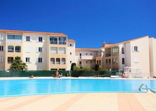 Blue Lagoon–4 peopl–Piscine-Tennis