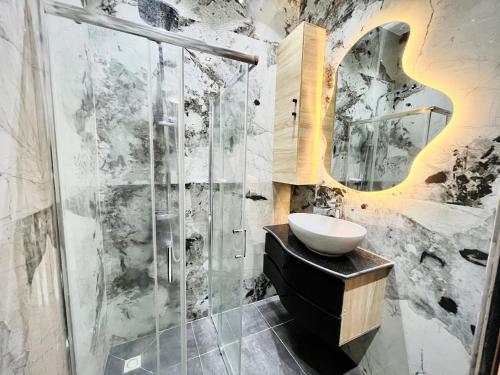 a bathroom with a sink and a shower at Appartement à Cotonou in Cotonou