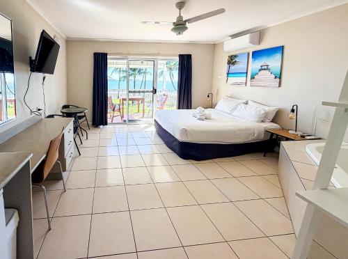 a hotel room with a bed and a bathroom at U240 Dhr in Eimeo
