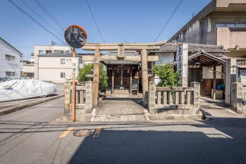 Retro-style coffee house and guesthouse-3 floors-Entire building available for rent-suitable for 9 people-Parking available-pets allowed-Mahjong