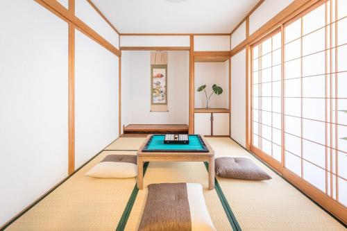 Retro-style coffee house and guesthouse-3 floors-Entire building available for rent-suitable for 9 people-Parking available-pets allowed-Mahjong