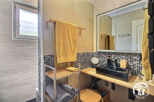 a bathroom with a sink and a mirror at La maison verte in Ploeuc