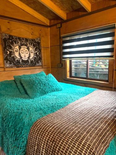 a bedroom with a green bed and a window at La rustica in Castro