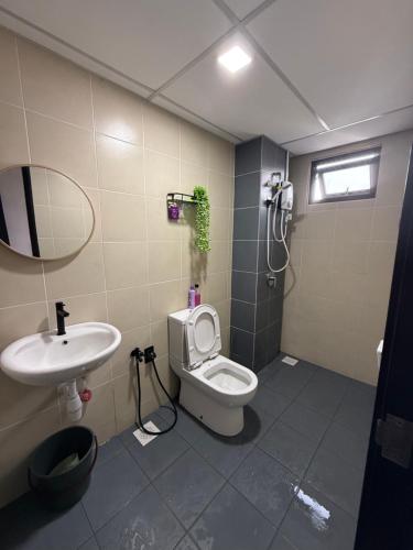 a bathroom with a toilet and a sink at Alisha Homestay at Residensi KLIA near KLIA AIRPORT,SEPANG CIRCUIT,USIM,BANDAR ENSTEK in Nilai