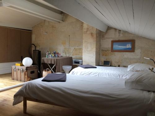 - une chambre avec un grand lit blanc dans l'établissement Charmant Appartement Avec Terrasse, à Bordeaux