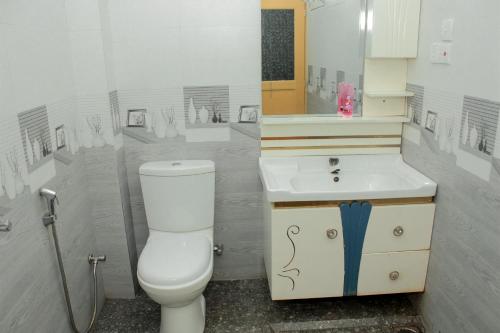 a bathroom with a toilet and a sink at Villa Deniyaya in Deniyaya