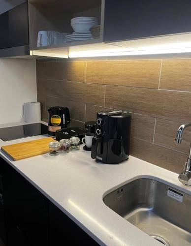 a kitchen counter with a sink and a coffee maker at Despierta con una vista impecable cada mañana in Coquimbo