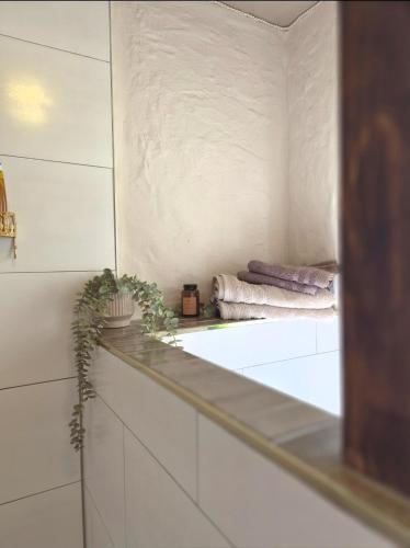 a bathroom with a sink and a mirror at Wohnung beim Kodderey ruhig und herzlich in Neuhof