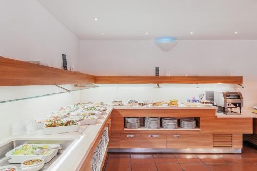 a kitchen with a counter with bowls and plates at Parador de Manzanares in Manzanares