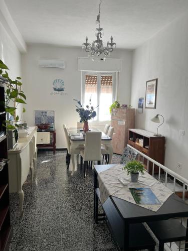 a living room with a table and a dining room at B&B 3 Stelle - La perla bianca in Càbras
