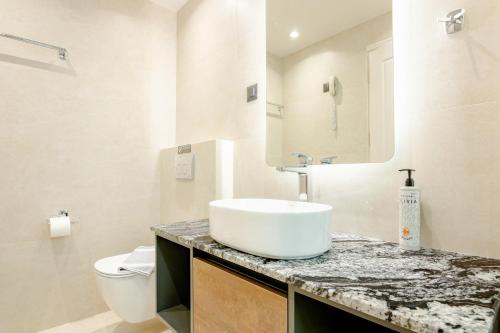 ein weißes Badezimmer mit Waschbecken und Toilette in der Unterkunft Colonides Retreat Sea & Silence in Vounaria