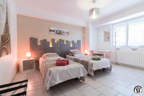 a bedroom with two beds and a window at Julia in Aussonne