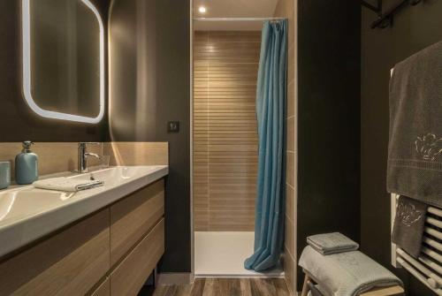 a bathroom with a sink and a shower at Le sourire des anges 2 in Saint-Élix-le-Château