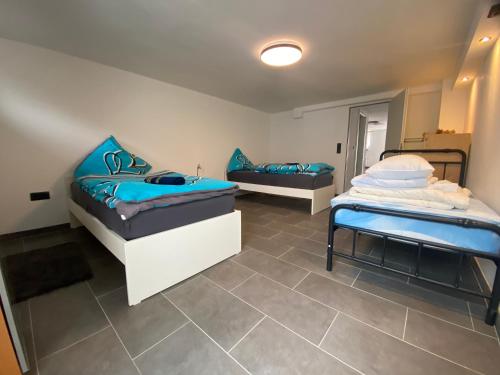 a room with two twin beds and a mirror at Chambrette bei Kassel in Eiterhagen