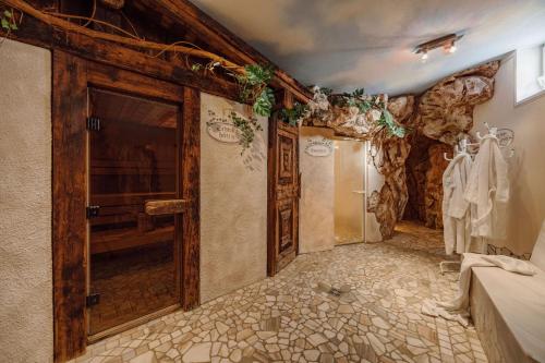ein Badezimmer mit Steinboden und einer großen Tür in der Unterkunft Hotel Lisa in Flachau