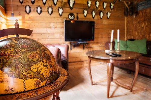 a living room with a globe and a tv at Grundfør bed and breakfast in Grundfør