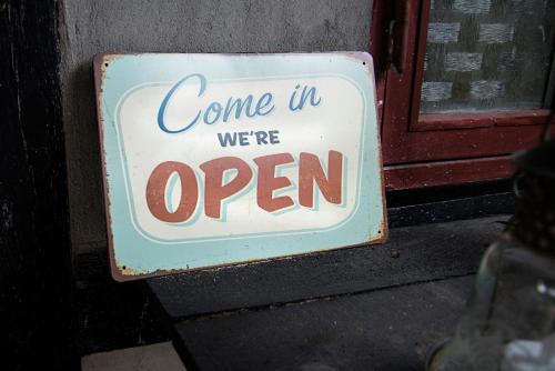 a sign that says come in were open on a door at Grundfør bed and breakfast in Grundfør