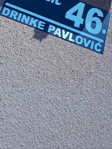 a street sign on the side of a building at APARTMAN MINnA in Kuršumlija