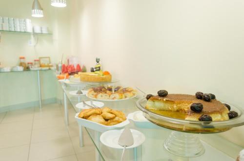 ein Buffet mit Desserts und Gebäck auf dem Tisch in der Unterkunft Bahia Sol e Mar in Salvador