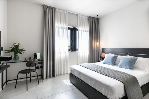 a hotel room with a bed and a desk and a desk at Feudo Antico in Tollo