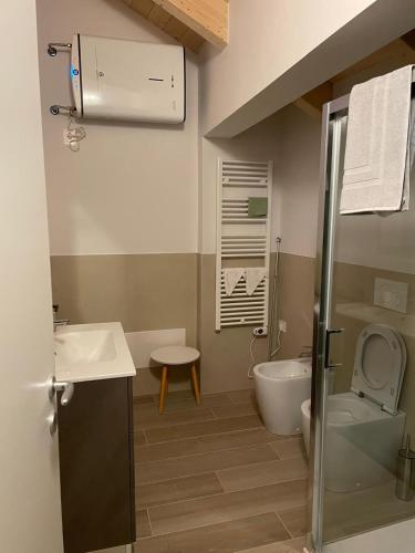 a bathroom with a sink and a toilet and a tub at Bed and Breakfast Casa Tortia in Cocconato