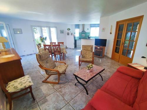 Évasion plage : maison avec patio, climatisation, 50 M de la plage 4POIT11