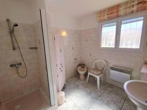 Évasion plage : maison avec patio, climatisation, 50 M de la plage 4POIT11