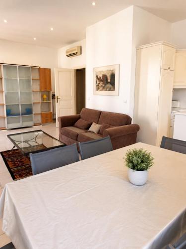 2 Bedroom Apartment Cannes Center by Sweet Accommodation