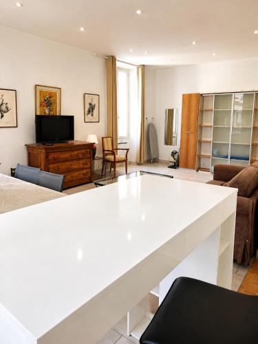 2 Bedroom Apartment Cannes Center by Sweet Accommodation