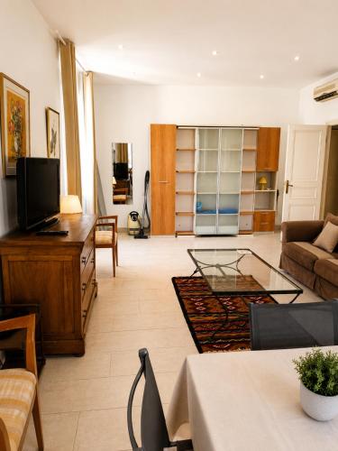 2 Bedroom Apartment Cannes Center by Sweet Accommodation