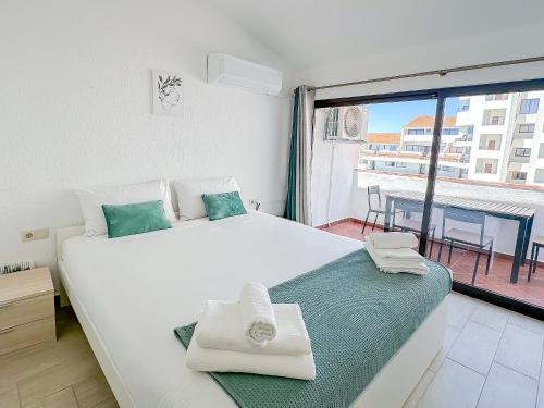 BnB Homes Lili Seaview Residence with 2 bedrooms, 4 Terraces, 2 Pools & parking