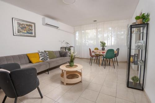 a living room with a couch and a table at הדירה של אייזיק - דירה מהממת במצפה רמון עם נוף מדהים in Mitzpe Ramon
