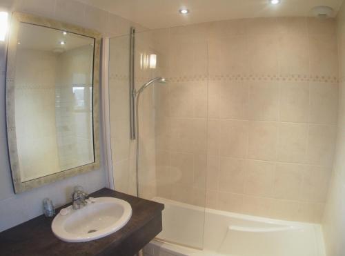 La salle de bains est pourvue d'un lavabo et d'une douche. dans l'établissement Gites "Bord de Mer" PMR ou "Arromanches" 2 chambres en FRONT DE MER à Asnelles , 3km d'Arromanches, 10km de Bayeux, à Saint-Côme-de-Fresné