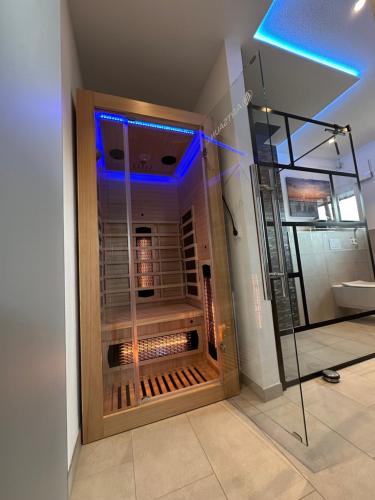 a shower with a glass door in a bathroom at Komfort-Fewo mit Infrarotsauna & WLAN nahe Sorpesee - Haus am Krähenbach - Steinert in Sundern