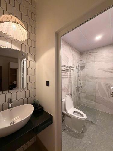 a bathroom with a toilet and a sink and a shower at Hue Glow Homestay in Thôn Lại Thê