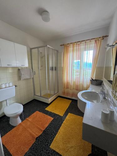 ein Badezimmer mit Toilette, Waschbecken und Dusche in der Unterkunft Riedingerhof in Tisens