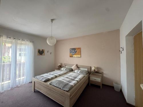 ein Schlafzimmer mit einem großen Bett und einem Fenster in der Unterkunft Riedingerhof in Tisens