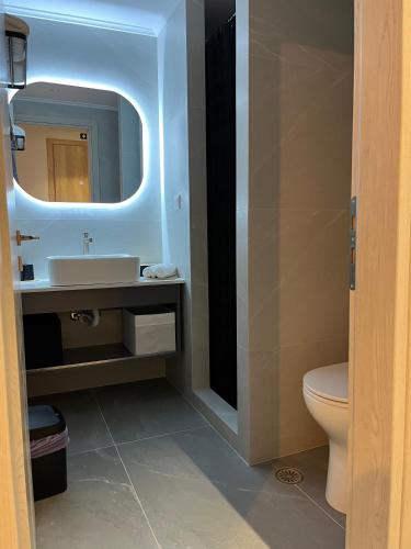 ein Badezimmer mit Waschbecken und Toilette in der Unterkunft BluWave in Kómi